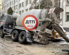 У центрі Києва бетономішалка провалилася крізь асфальт