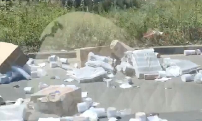 Дорогу на Позняках завалили туалетним папером (відео)  