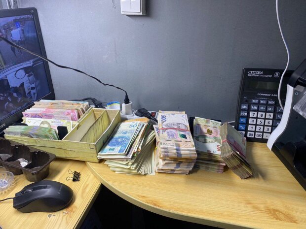 Псевдообмінники, що продавали фальшиві долари — правоохоронці столиці викрили групу шахраїв