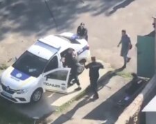 У Білій Церкві поліцейські побилися біля патрульної автівки (відео)