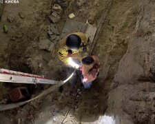 Порятунок з пастки: на Поштовій площі чоловік впав у підвал недобудови