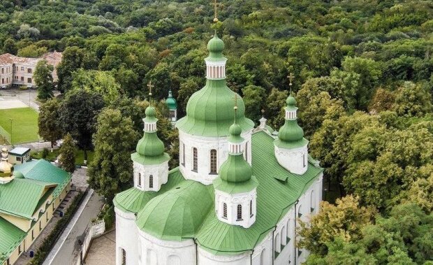 Суд заборонив скандальне будівництво ЖК біля Кирилівської церкви в Києві
