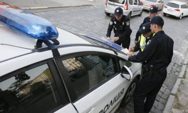 У центрі Києва розпочали виписувати штрафи в 500 гривень за порушення правил парковки (відео)