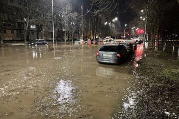 На столичній Борщагівці прорвало водогін і затопило вулицю
