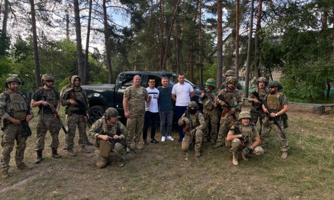 Столичні волонтери та депутати передали для військових тероборони необхідні пікапи