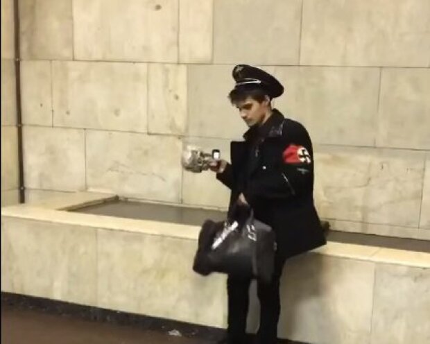 “І фюрер такий молодий”: мережу повеселило відео з київського метро