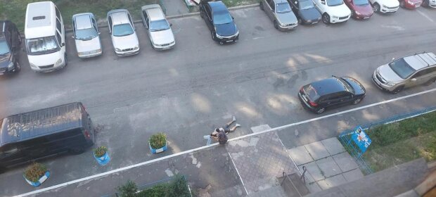 У Києві мати побачила сина-підлітка, який стрибнув з даху багатоповерхівки