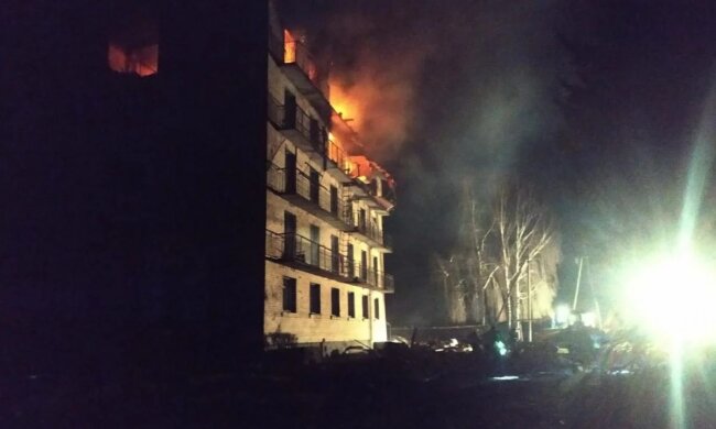 РФ вдарила по гуртожитках і ліцею в Київській області: є жертви, люди – під завалами