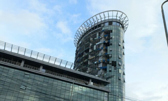 Бізнес-центр на Лук'янівці, який сильно постраждав внаслідок обстрілу 8 липня, наразі законсервований