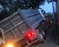 На Солом’янці переповнена вантажівка провалилася під асфальт (відео)