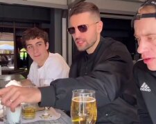 У столиці "чьоткі пацани" провели стрім в Twitch хизуючись зброєю, купленою на "чорному ринку" і закликали уникати реєстрації