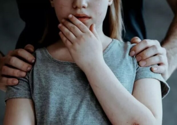 Житель Київщини ґвалтував неповнолітніх сестер з дозволу їхнього батька