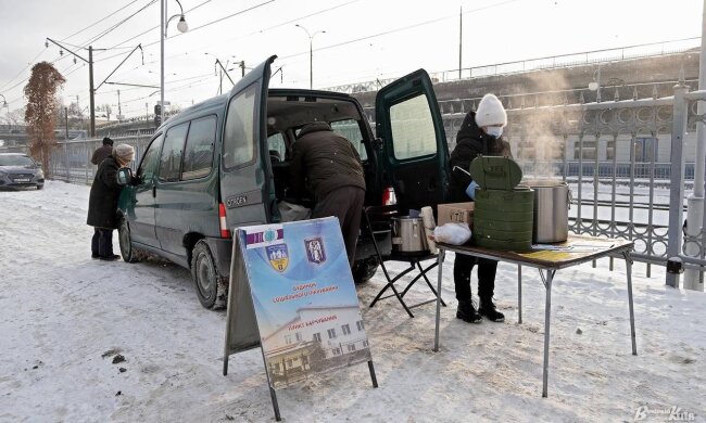 Безкоштовно роздають гарячі обіди на Залізничному вокзалі
