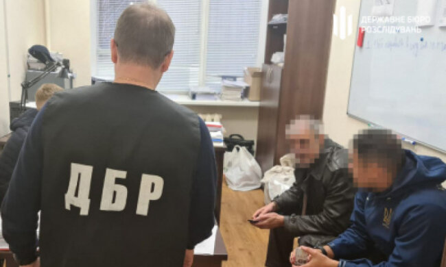 Відмовилась одягти маску в супермаркеті: у Києві поліцейський побив жінку
