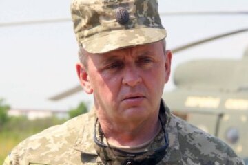 Зеленський звільнив Муженка з армії