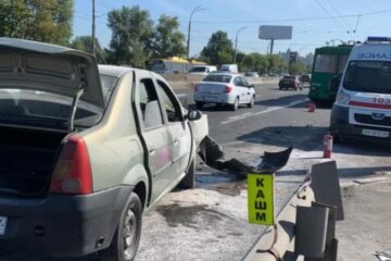 У Києві автомобіль служби таксі Uber врізався у тролейбус і загорівся