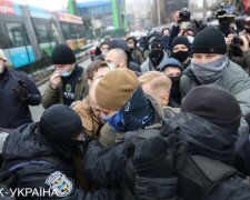 Протести біля офісу телеканалу «Наш» переросли в бійку з поліцією