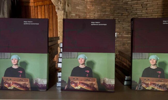 Знаменитий фоторепортер з Великої Британії презентував у Києві книгу «Щоденник волонтера»