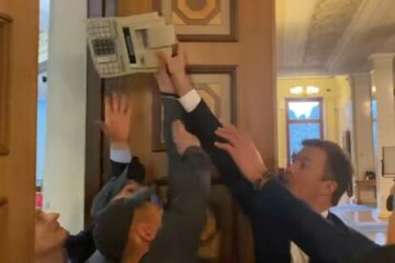 Нардеп хотів зайти до сесійної зали із касовим апаратом: охоронці не дали, обранець передав іншому (відео)