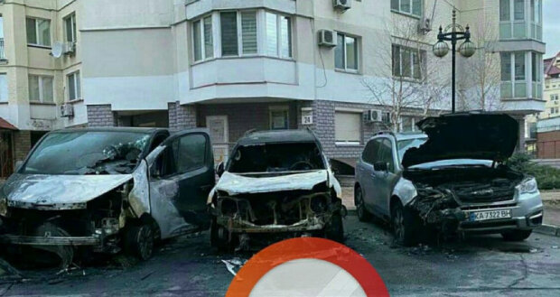 У Києві на Оболоні вщент спалили автівки