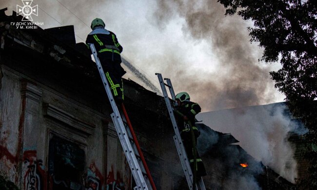 Рятувальники показали гасіння пожежі старовинної будівлі на Подолі — знадобилось майже 2 години
