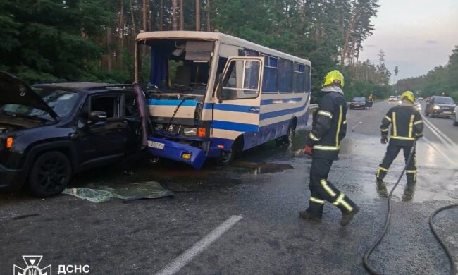 У Києві сталась аварія за участі маршрутки та легковика, постраждали люди