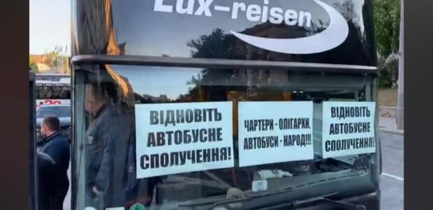 Немає чим годувати сім`ю: під Кабміном вимагають відновити автобусне сполучення