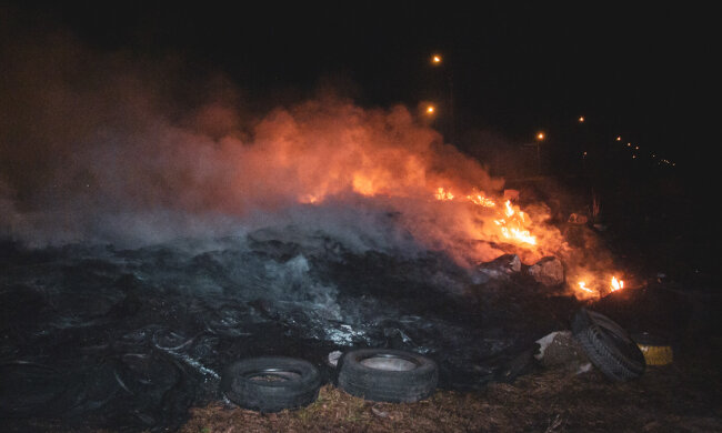 Троєщина в диму: вночі на Пухівській горіли шини