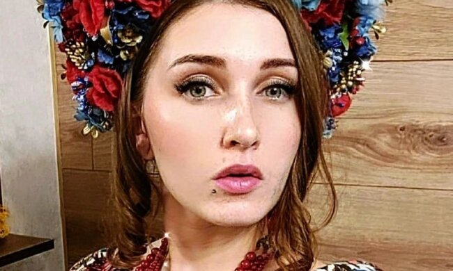 Торгує шпалами, має судимість, займається фотографією — скандальновідома муралістка стала героїнею розслідування