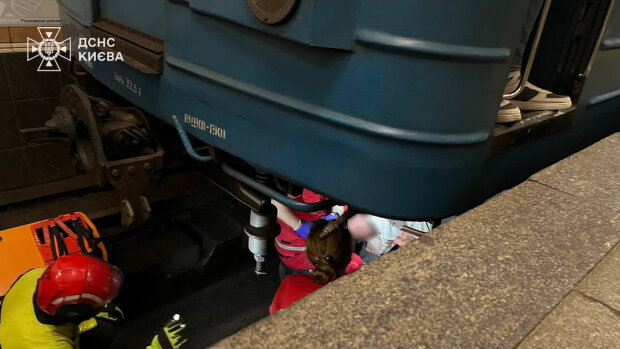 У Києві людина потрапила під потяг на станції "Університет" - ДСНС деблокують потерпілого