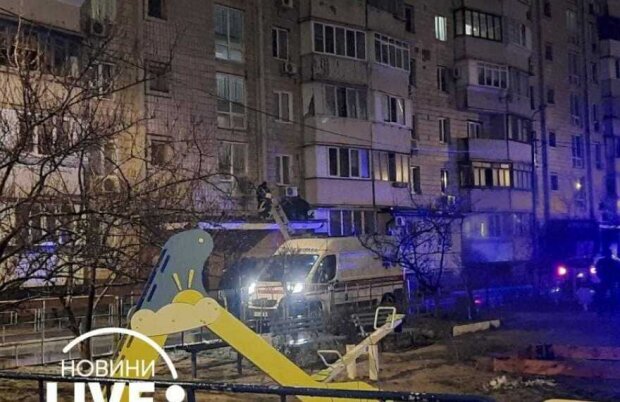 Дивом вижив: у Києві на Харківському шосе чоловік упав із 7 поверху