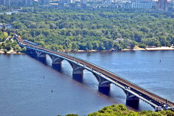 У Києві чоловік намагався стрибнути із мосту Метро