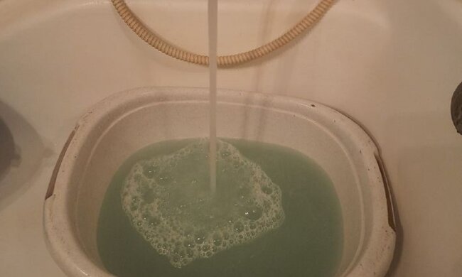 Жителі налякані: у Фастові з кранів тече зелена вода