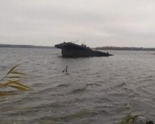 Дніпром дрейфує некерована гігантська баржа (відео)