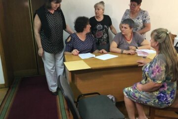 До ЦВК привезли перші протоколи із печатками