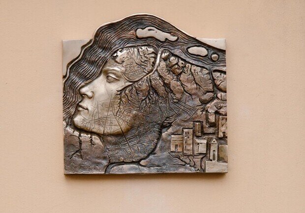 На Подолі встановлена чергова скульптура проєкту «Шукай!» – обличчя князя Кия