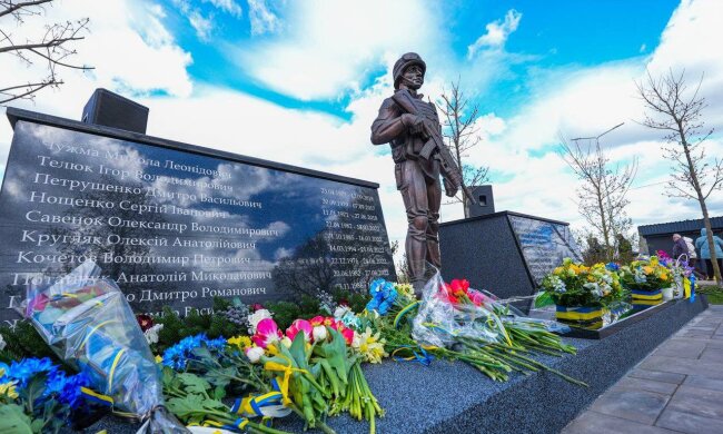 У селищі Бабинці відкрили меморіал на честь 23 загиблих захисників України: Героям присвятили гранітний монумент