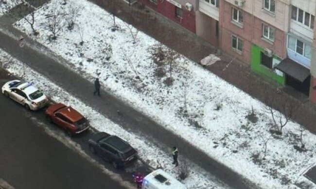 У Києві людина випала із 18-го поверху багатоповерхівки