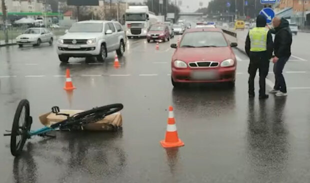 У Святошинському районі автомобіль збив велосипедиста (відео)