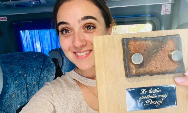 Юлія Мендель затролила Президента, подарувавши уламок з Delfi