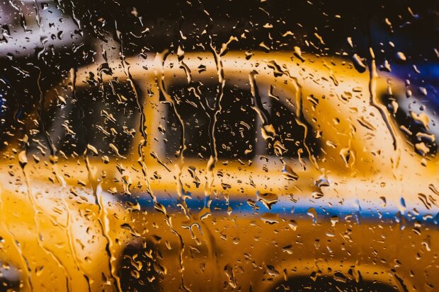 Таксист вигнав пасажирку з авто під дощ через прохання надягти маску (відео)