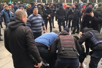 Під Офісом Президента підпалив себе чоловік (фото, відео)