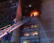 Через пожежу в багатоповерхівці на Закревського вночі евакуювали людей (відео)