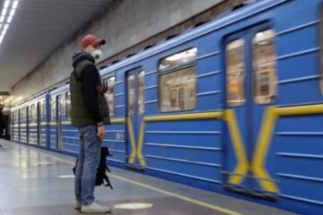 У київському метро людина впала під потяг. Рух уже поновили