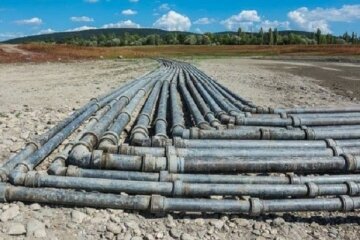 Катастрофа в Криму: водосховища висохли, вода подається по часах, з кранів тече смердючий бруд