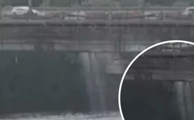 Під мостом Патона прорвало тепломережу (відео)