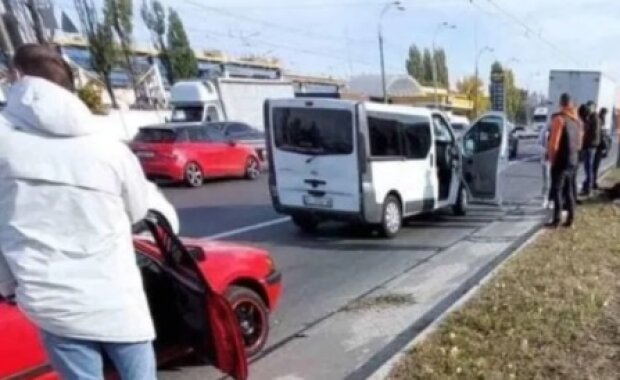 У Києві мікроавтобус збив поліцейського, який оформляв порушення ПДР