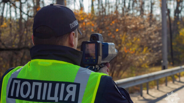 Столичні патрульні вимірюють швидкість за допомогою лазерного приладу TruCam