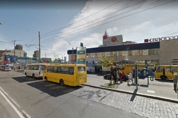Через неправильно припарковане авто затримується рух тролейбусів біля "Лук'янівської"