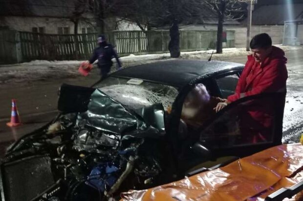 На Київщині вантажівка розчавила автівку з Дідом Морозом за кермом